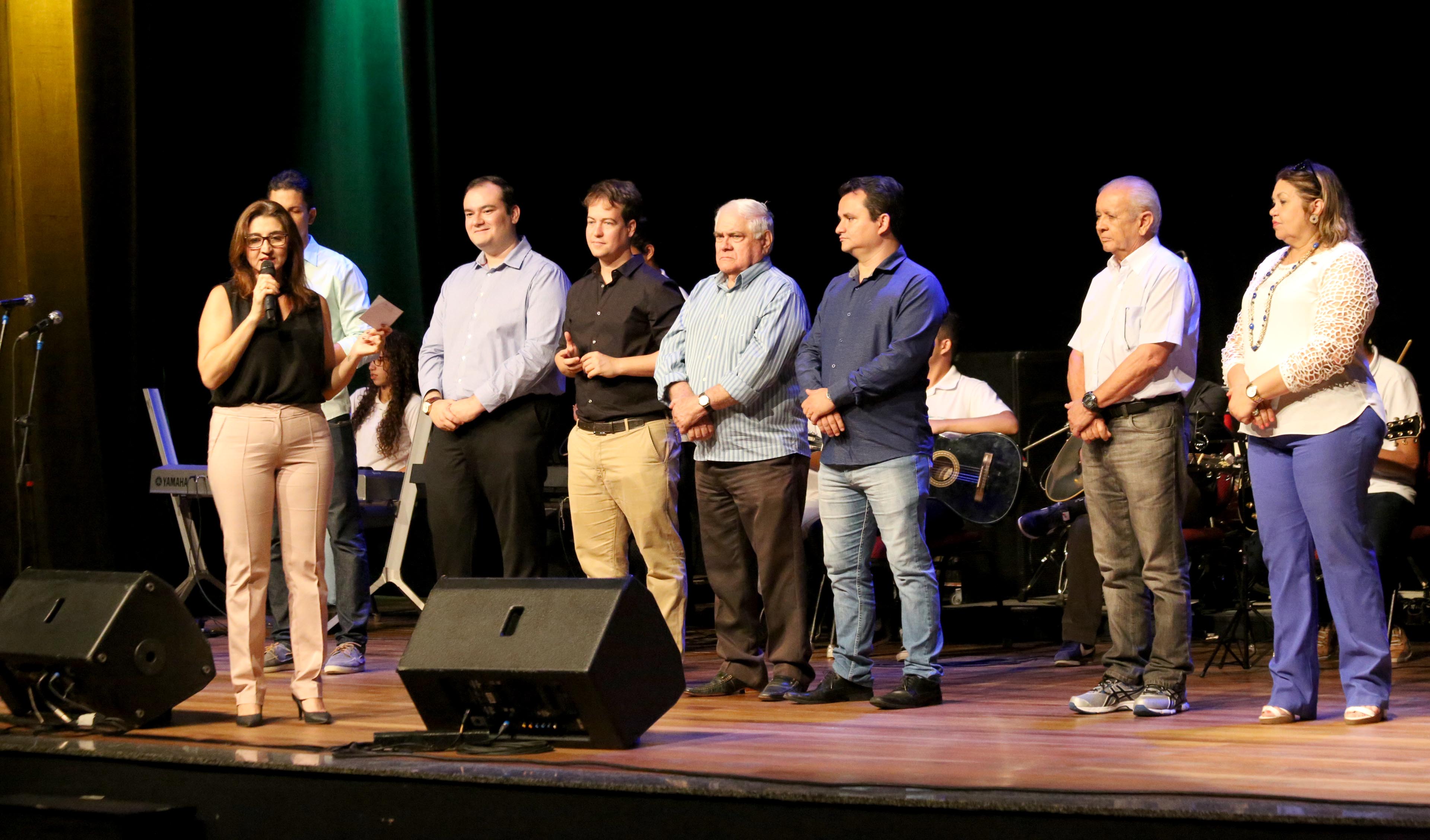 secretários municipais reunidos no palco do teatro do Cuca Mondubim